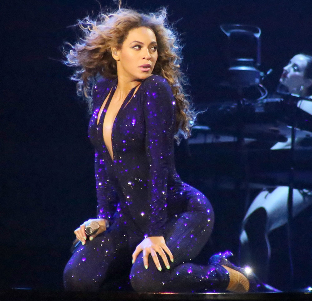 Fan slaps beyonce on the butt during Mrs. Carter Show World Tour